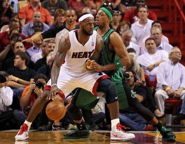 布會上毫不 布會上毫不