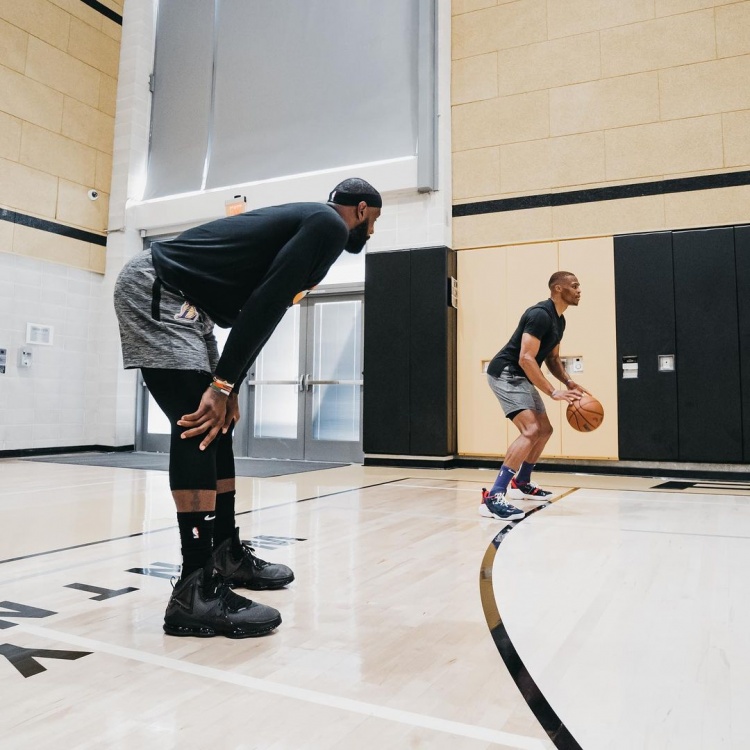 持球威胁把 持球威胁把